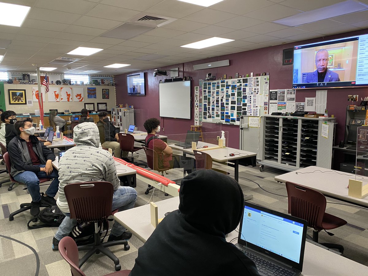 MichaelSakowicz's tweet photo. That was #MiamiBoss ! Wow! @TDNMiami @saif305 @FIUEngagement @MDCPSSTEAM @CTEMiami @drldiaz ! Thank you all! #CEOForADay was fantastic! Let’s do it again! @MDCPSNorth @miamimagnets what you do for our students! Wow! #GolemanGators #CyberSecurity https://t.co/3nbW57DXl8