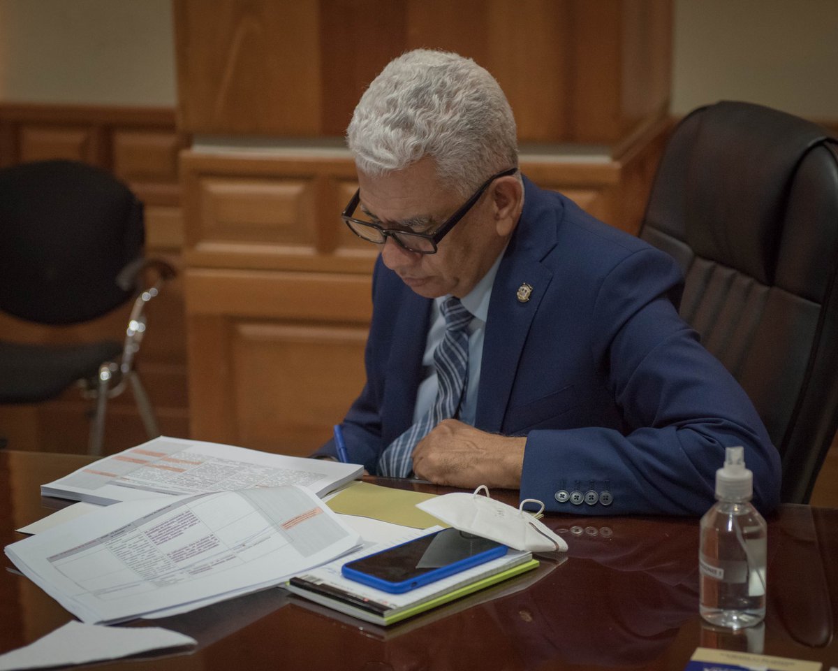 La Comisión Especial que estudia el proyecto de Ley Orgánica que crea el Ministerio de la Vivienda #MIVIVIENDA, se encuentra reunida hoy, para analizar artículo por artículo las iniciativas del Poder Ejecutivo y del senador <a href="/felixrbautista/">Félix Bautista</a>, junto a consideraciones del <a href="/INVI_RD/">mivhed.rd</a>.