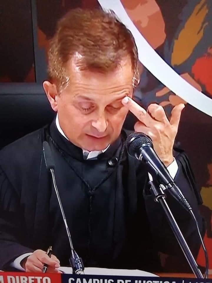 Sou de um pais em que um político prática múltiplos crimes no entanto é ilibado, os portugueses manifestam se com piadas nas redes sociais. Vivo num país que uma política vai a um funeral sem máscara, é ilibada e o público revolta se e causa medo nos demais. O verdadeiro 8 e 80.