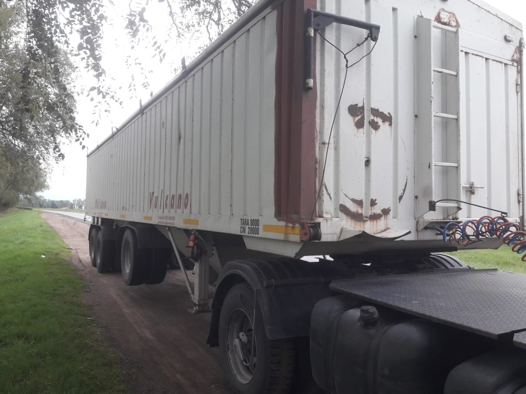 reynolds_fer's tweet photo. Vendo semirremolque Vulcano c25 mod 2010. Dividido en 3 tolvas. Frenos nuevos. Lona nueva. Vigia. Única mano. Pples al día. Se puede financiar Pehuajo. Dame una mano rt https://t.co/ek2fWlT2E0