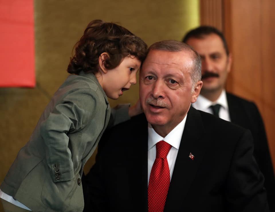 Her alanda Güçlü Türkiye için gecesini gündüzüne kattığına,

Milletin derdiyle dertlenip durmaksızın çalıştığına,

Zalime karşı dik duruşuna,

Vatan, millet, bayrak aşkına,

Ve #GayretineŞahidizErdoğan!