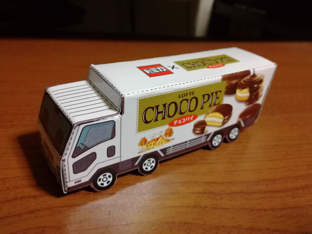 ロッテのチョコパイ×トミカ！チョコパイの箱の裏面を使って作れるトラックやパトカーのトミカが話題！！