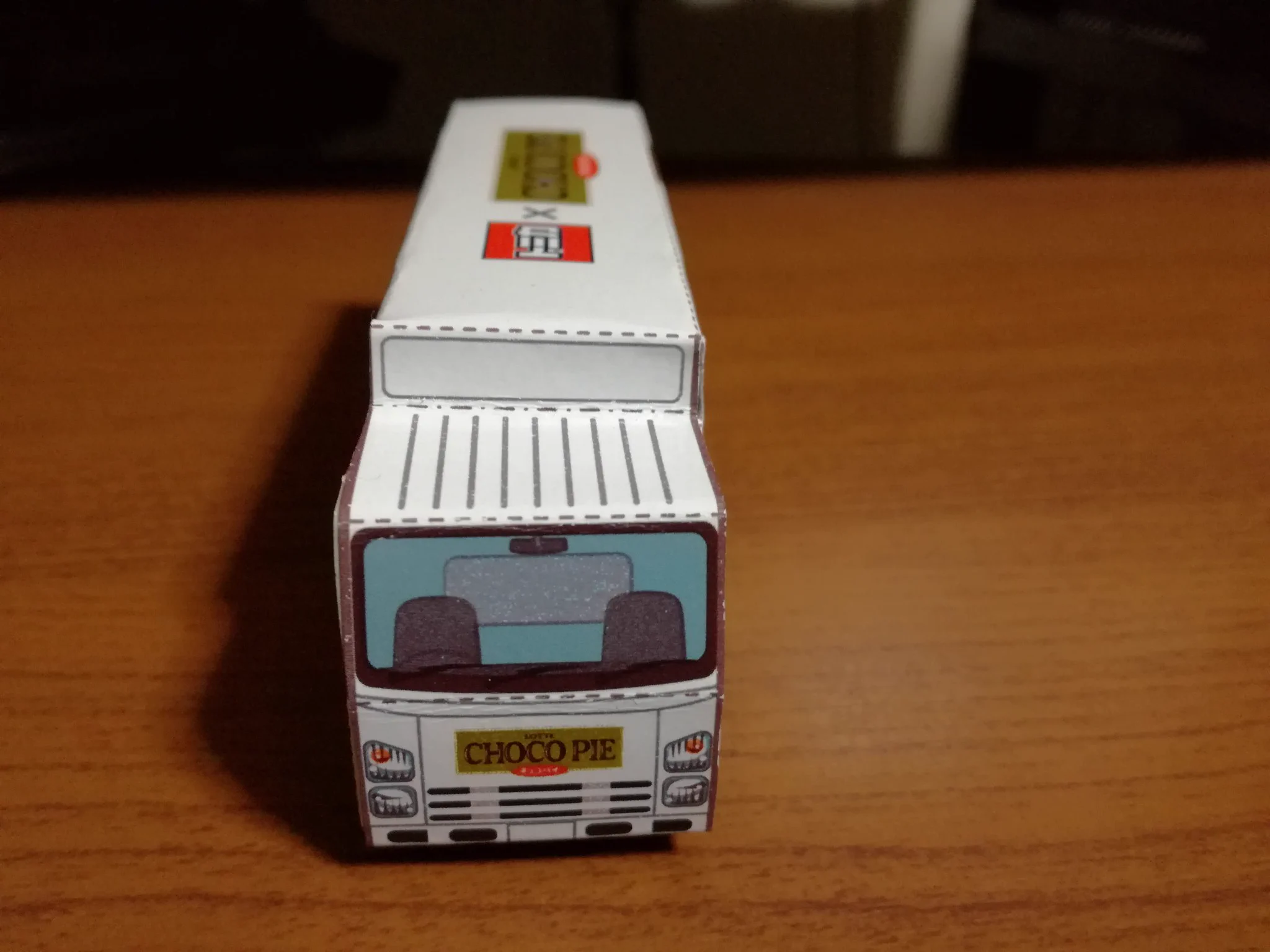 ロッテのチョコパイ×トミカ！チョコパイの箱の裏面を使って作れるトラックやパトカーのトミカが話題！！