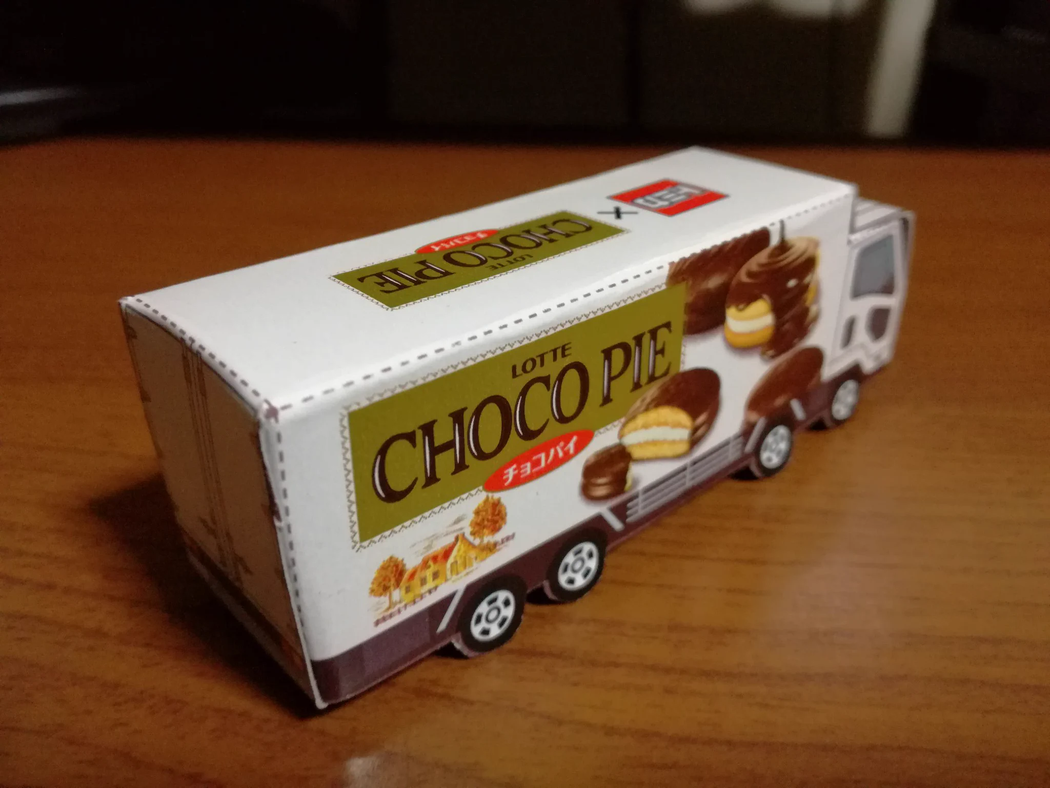 ロッテのチョコパイ×トミカ！チョコパイの箱の裏面を使って作れるトラックやパトカーのトミカが話題！！