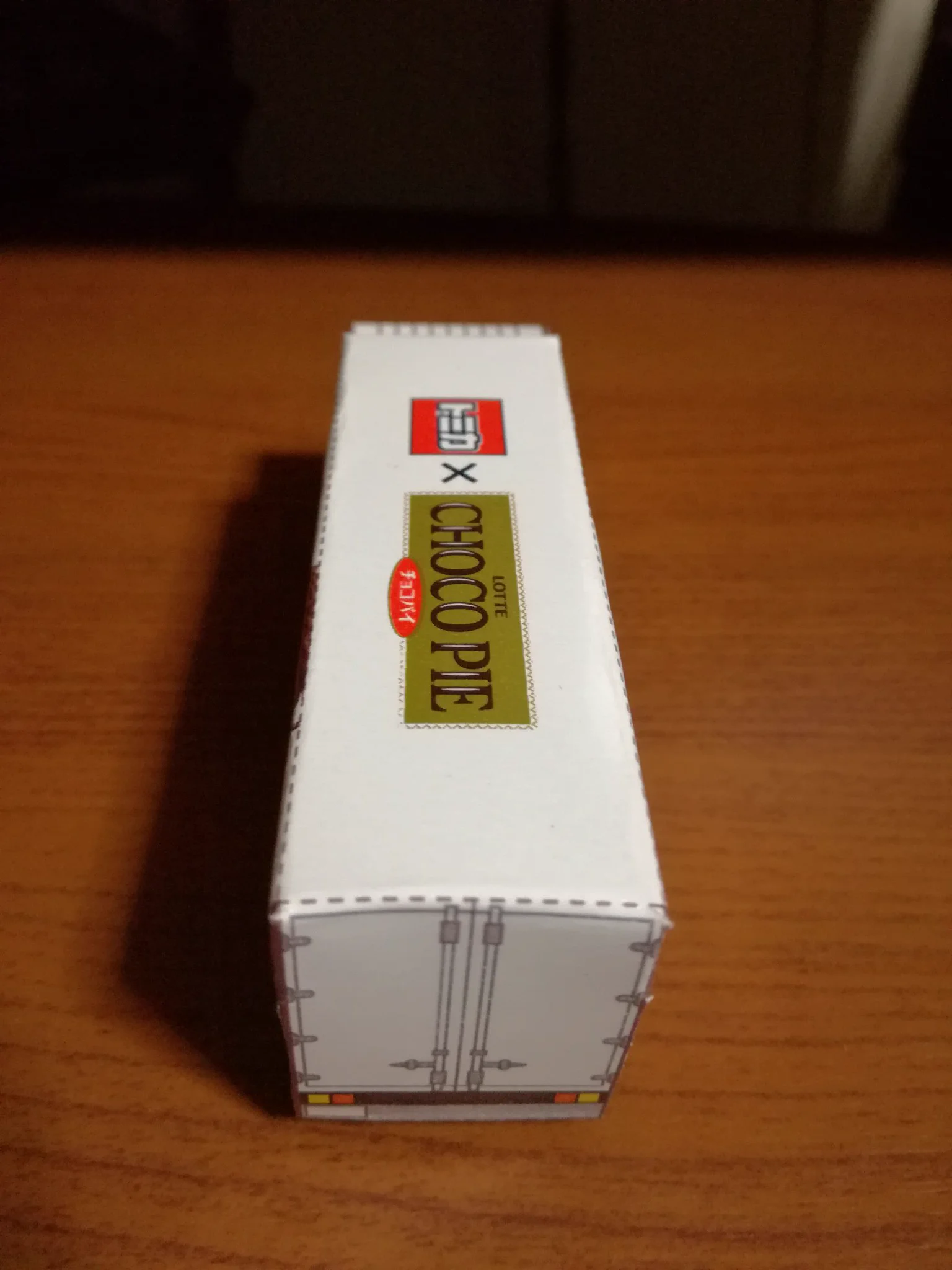 ロッテのチョコパイ×トミカ！チョコパイの箱の裏面を使って作れるトラックやパトカーのトミカが話題！！