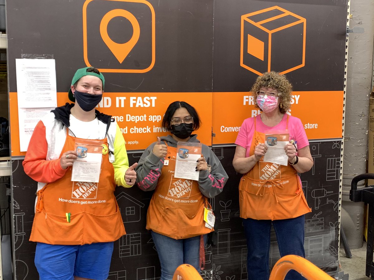 #HomerAwards all around tonight at the service desk! Truly grateful for these ladies - when they found out that Nishell (Left) would be by herself this evening after 8 due to call outs, Kalisha and Susan came to me volunteering to come back and help! That’s teamwork!