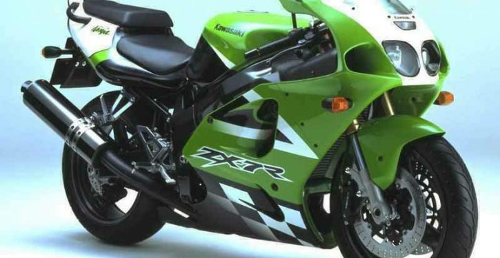 MotorcyclesJPN's tweet image. 【ZX-7R】
"Look at it… drink it in. It's stayed classy and still looks good today. Launched right at 1995, the bike itself was a logical progression of the ZXR750 family."
 [Motorcycle No. 217 (Ⅰ)]
#ZX7R #ZX7 #ZX7RR #ZXR750 #ZXR750R #Kawasaki

《Web》classic-motorbikes.net/kawasaki-zx-7r…