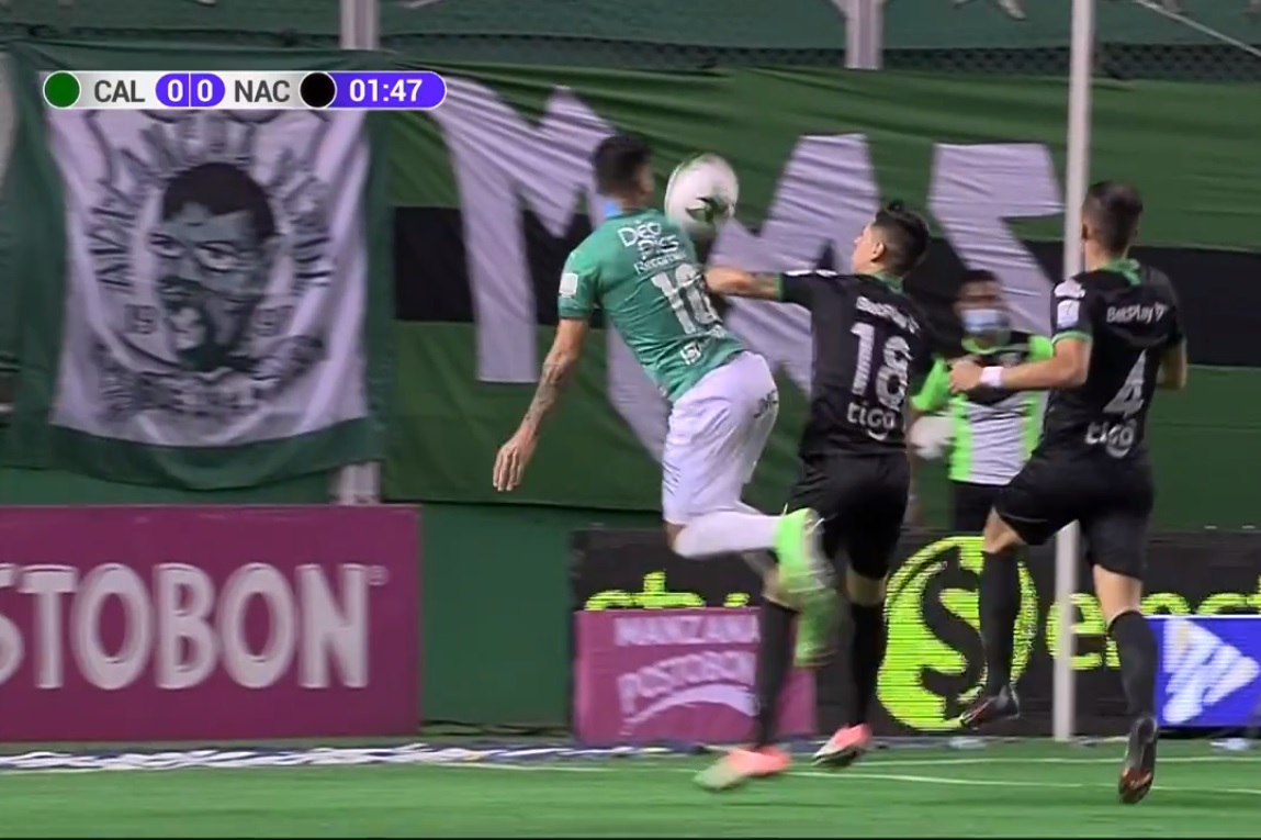 Brazo vs espalda es carga ilegal: jugada muy cobrable que dejó pasar Hinestroza y también el VAR, pues no lo consideraron como error claro, obvio y manifiesto. Mi opinión: PENALTI a favor del Deportivo Cali #LigaBetplay