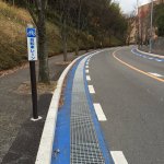 自転車レーンなのにグレーチングされてこれじゃ走れないだろ!