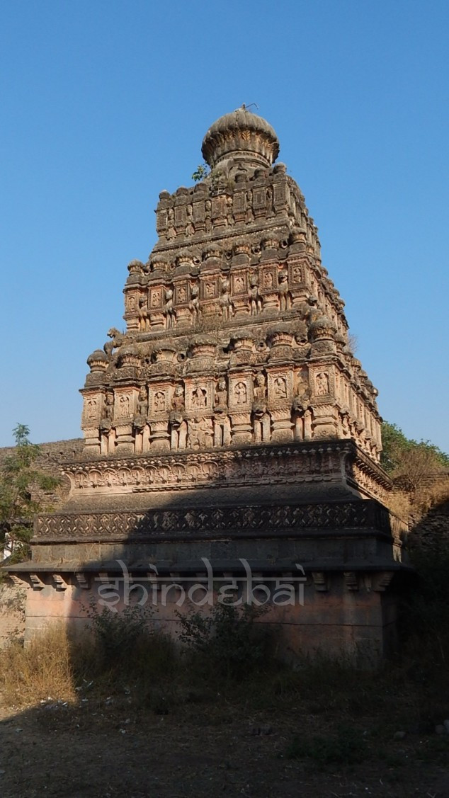 वाड्याच्या परिसरात एक गणपतीचे मंदिर आहे जे अंबाजी पुरंदरे यांनीच बांधले होते. वाड्याचा दरवाजा हा शनिवारवाड्याच्या दरवाज्यासारखाच आहे. प्रचंड मोठ्या दरवाजाकडे पाहताना आपण फारच लहान आहोत असे जाणवते. या दरवाज्याला दिंडी दरवाजा आहे. (4/15)