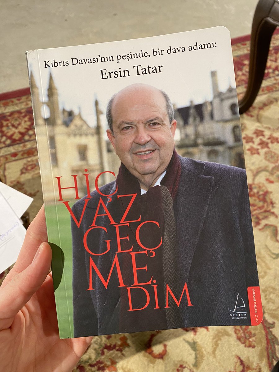 ciftpelin's tweet photo. #GündemÖtesi
KKTC Cumhurbaşkanı Sn.Ersin Tatar kendi hayatını kaleme aldığı kitabını seyircilerimiz için imzaladı. Bizlere #GündemÖtesi etiketiyle yazın. Birazdan başlıyoruz. https://t.co/MHUqxvtqG7