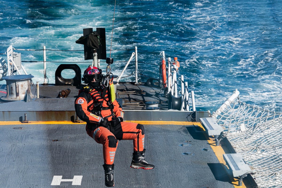 COM_SNMG1's tweet photo. A Swedish Maritime Administration SAR ๐ conducted a HOISTEX on #SNMG1 Flagship ๐จ๐ฆ #HMCSHalifax today๐
Great display of interoperability between #NATO & ๐ธ๐ช Sweden as we work together to maintain a safe & secure maritime commons for the benefit of all ๐คโ๏ธ
#StrongerTogether https://t.co/pjRYaQJQne