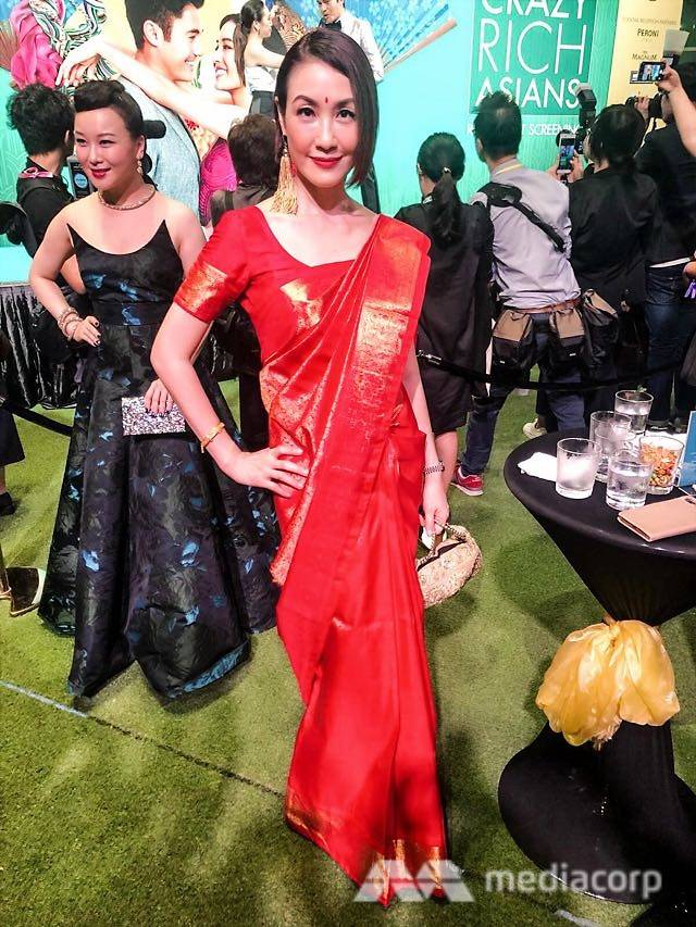 filmsandstuffs's tweet photo. #AmyCheng came in her wedding saree at the Singapore Premier of #CrazyRichAsians. https://t.co/Ma57ScmPeh