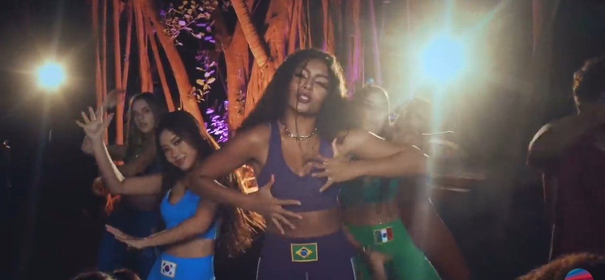 Beyhanna2009's tweet image. Ela tava tão linda nesse clipe, deusaa, perfeita! Sabe às vezes fico imaginando o futuro delah, ela fazendo sucesso, famosah, amoo!... 
#NowUnitedFiesta