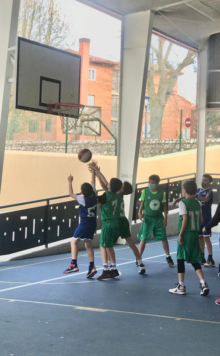 FBCyL's tweet photo. Hoy es un día feliz para muchos peques que han podido volver a jugar al baloncesto. Arrancó la Liga Minibasket Masculina en Burgos. Gracias a clubes y @FBCyL_BURGOS por hacerlo posible. Mañana turno para las chicas. https://t.co/khbNgNmEMz