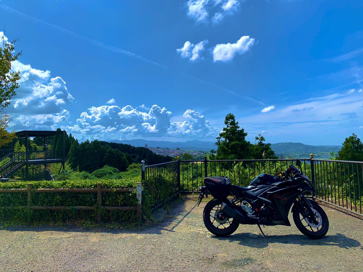 ex_kuwa's tweet photo. 名前 : くわ
性別 : 男
年齢 : 21
住み : 大阪
車種 : YZF-R25
#バイク乗りとして自己紹介 
#バイク乗りと繋がりたい 
#YZFR25 https://t.co/QfLi1JXErU