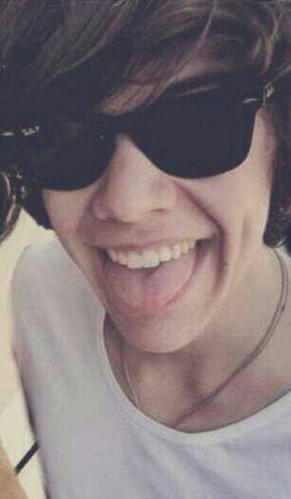 harry styles sticking out his tongue & the more you scroll, the older he gets— a thread because why not?