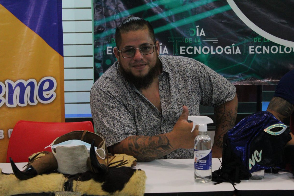 quehayenvilla's tweet photo. La tarde de ayer #FuerzaGuerreraNG, #ÚltimoLegendario, #Hansel y #Noruego convivieron, se tomaron fotos y dieron autógrafos en #TecnoModa #Villahermosa... https://t.co/kkFbkA2RBa
