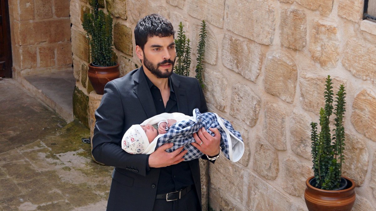 HercaiDizi's tweet photo. Sözünü tutup, evladını Reyyan’a getiren Miran...
Yeni bölüm bu akşam 20.00’de #atv’de! 🧿🦋
@atvcomtr @MiaYapim @AkinAkinozu https://t.co/7UFREZ7nv8