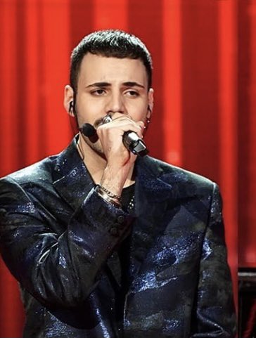 valentinas9999's tweet photo. Chi potevamo avere           Chi abbiamo 

#amici20 https://t.co/YFFZPpG7jV