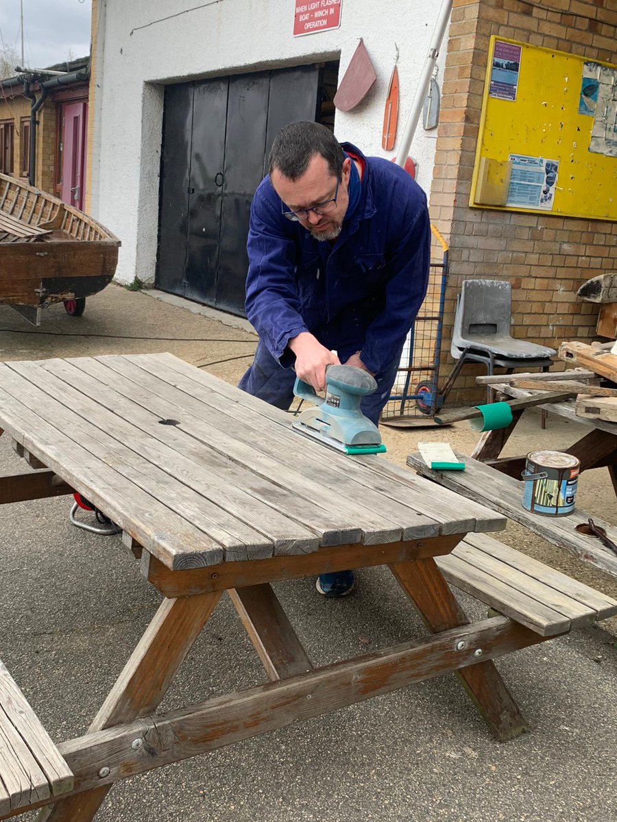 GGNewham's tweet photo. @ggredbridge @FairlopSave Such a look of concentration from @HackneyOneTouch #Fairlop #community https://t.co/hBans4VR8C