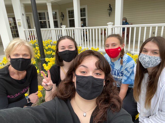 WHGlamourGals's tweet photo. A few of our GlamourGals visited The Chelsea and it’s residents to spread some Spring Cheer! It was lovely to share some conversation and smiles. 🌱🌷💐🐣🐰 #WHRHSPride #SpringTime @GlamourGals @WHRHighSchool https://t.co/nX7qBh6bRI