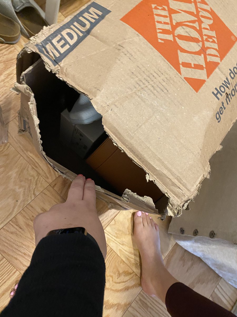 kimb0o0o's tweet photo. Really glad I spent almost $300 to ship some boxes with @UPS to have then arrive in shambles! https://t.co/v4skQ7Ozku