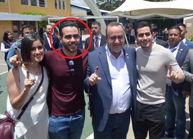 Sonny_Figueroa's tweet photo. Buen día para esta investigación 

“El amigo de Alejandro Giammattei Jr. que se hizo millonario en la pandemia”

Alan Mejia dueño de la empresa SIPRO, S.A. vendía electrónicos y empezó a vender mascarillas al @MinSaludGuate sin tener licencia sanitaria

🔎 https://t.co/pTzOPkoXEw https://t.co/9nRWTWyhxE
