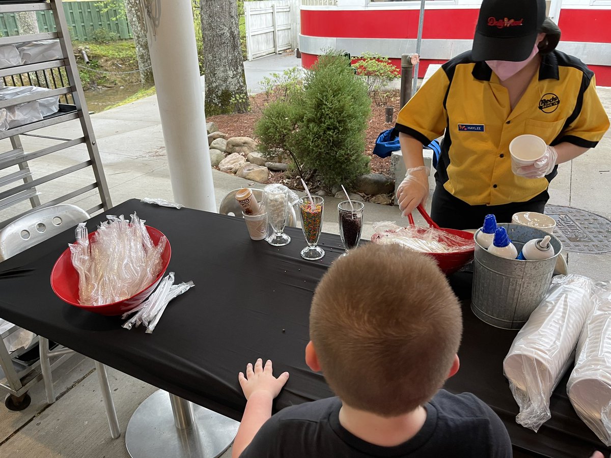 BuckeyeCoaster's tweet photo. Cinnamon Bread Social Time! 

This was part of the @Coastercrew Event today! It was a fun time to meet up with friends and have some of the famous @Dollywood Cinnamon Bread! 🍞 #Dollywood #CoasterCrew https://t.co/8LxGQGtZlu