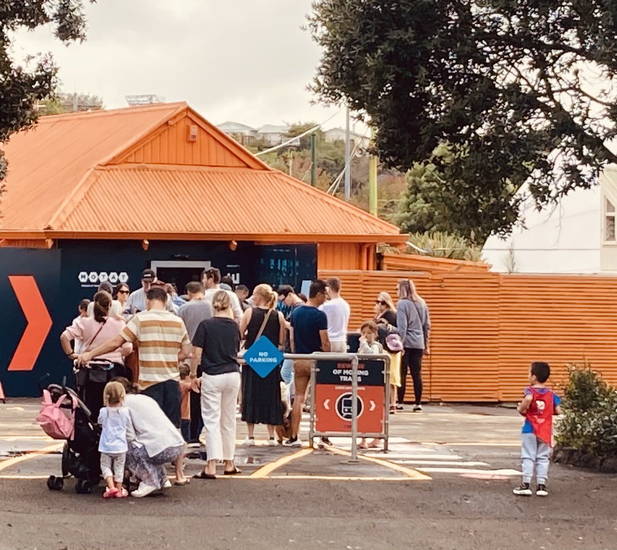 ScienceUoA's tweet image. Tamariki eagerly waiting for the doors to open for a family fun day jammed full of hands-on Science ⁦@MOTAT_NZ⁩ STEM Fair on today until 4pm. 
Our ⁦@AucklandUni⁩ scientists are all set up a ready to meet them! 

#STEM #Science #MOTAT #Technology #Mathematics