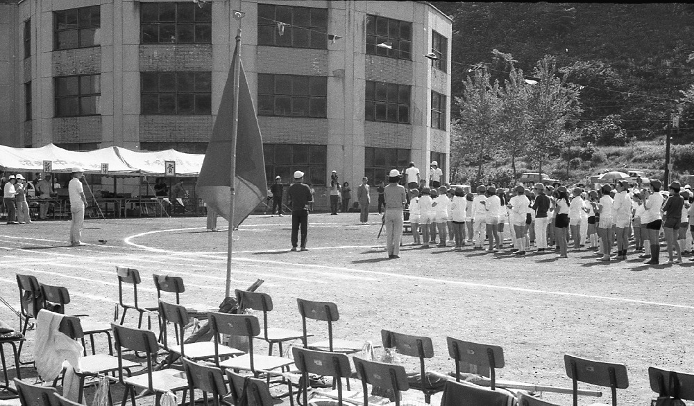 ここに、幼稚園から小学四年生まで、通学して授業を受けてたよ。
(炭坑の閉山で引っ越した)
(親父は、もっと山の上の、常盤小学校の教師をやってた)

>沼東小学校

https://t.co/iSbGlAxTcG 