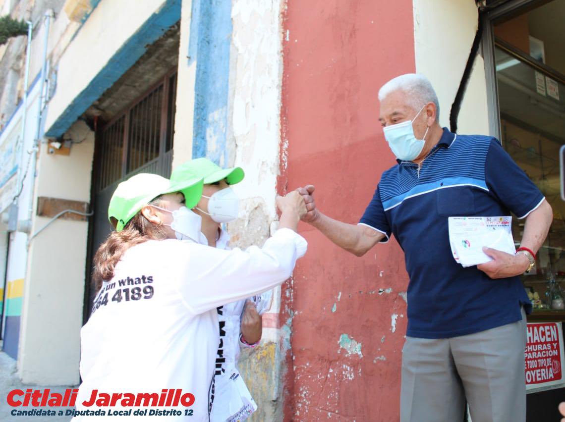 CitlaliJR's tweet photo. Seguimos recorriendo el distrito 12, tocando puertas y escuchando a los habitantes de la colonia Centro.

Agradezco a todos los que me dan la oportunidad de presentarme. 

#UnidosSomosMásFuertes #CaminemosJuntos #CitlaliJaramillo #JennyMarlú #Distrito12 
#VaPorHidalgo https://t.co/dLkiiNPq1M
