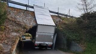 Mediavenir's tweet photo. 🇫🇷 Insolite : la conductrice d'un fourgon de 20m² a essayé de franchir un passage sous la voie express à #Muzillac... mais elle a mal calculé son coup, et le véhicule s'est encastré sous le pont : le toit a été arraché. La femme n'a pas été blessée. (OF) #Morbihan https://t.co/ci8F4vlADU