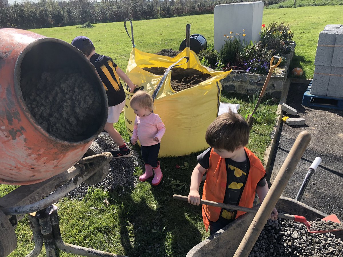 robokeeffekk's tweet photo. Great day for DIY building work. Hard to get the workers to abide by the HSA guidelines #pinkwellies #theboss https://t.co/KYuySitI2V