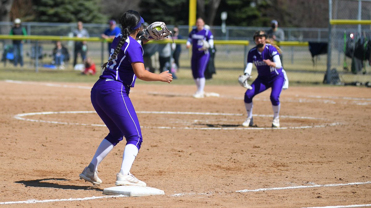 Some shots from Grand Forks ⚡️ 

📸: Russ Hons - UND Athletics

#TRADITIONofTOUGH