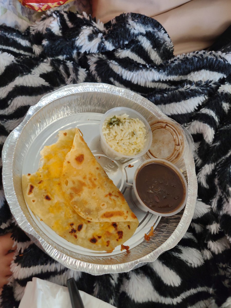 simoncrapo's tweet photo. Saddest looking @caferio quesadilla I have ever seen. Folded just as you see. #fail https://t.co/V850rZo05t