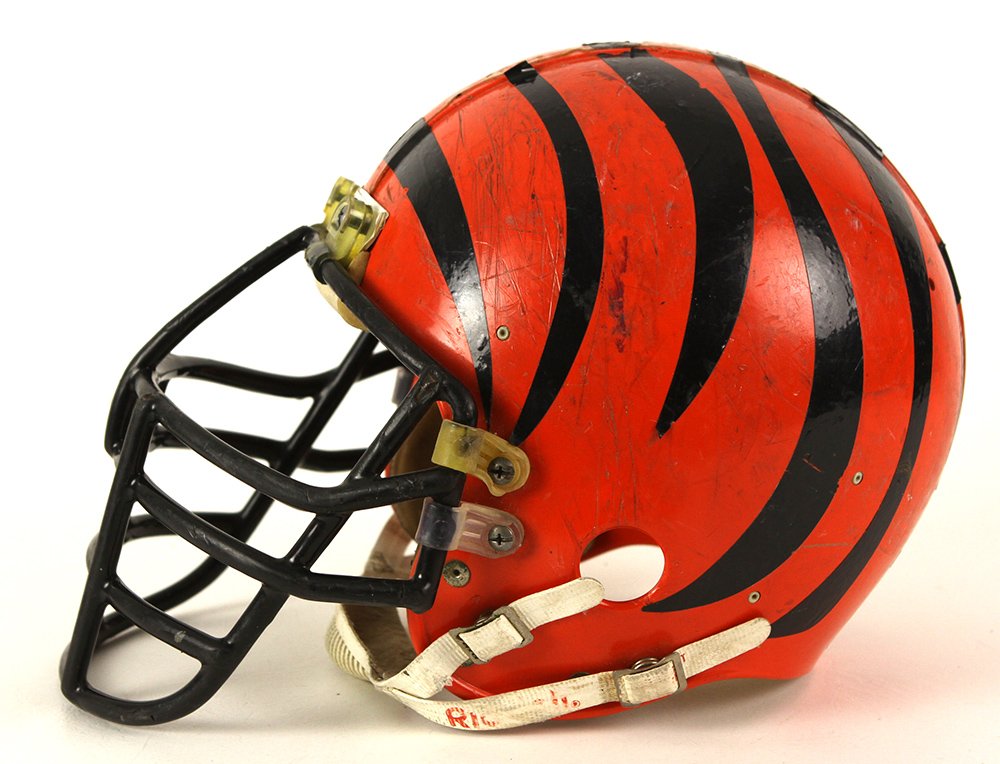 No dia 09 de abril de 1981 nasce então o capacete mais bonito e icônico da NFL.O capacete continua laranja, mas agora substituindo o Bengals escrito em preto foram adicionados as listras pretas lembrando as de um tigre
