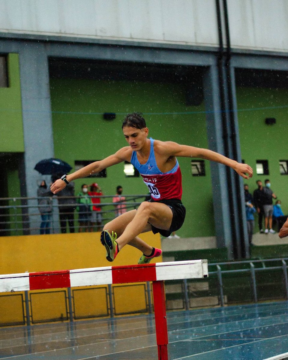 Fuego Sagrado (@fuegosagrado_ok) on Twitter photo #Atletismo
<a href="/CADA8/">CADA</a>
Nuevamente bajo la lluvia, se disputó la 2° jornada del 101 Campeonato Nacional de Mayores:
Los campeones de este sábado fueron:
400 mts - <a href="/larregina_elian/">Elian Larregina</a>
3000 mts. c/o - @CharlyJohnson_
4 x 100 mts. - Brian López-Pablo Zuliani-<a href="/PedroEmmert/">Pedro Emmert</a> -Alejo Pafundi #Atletismo
<a href="/CADA8/">CADA</a>
Nuevamente bajo la lluvia, se disputó la 2° jornada del 101 Campeonato Nacional de Mayores:
Los campeones de este sábado fueron:
400 mts - <a href="/larregina_elian/">Elian Larregina</a>
3000 mts. c/o - @CharlyJohnson_
4 x 100 mts. - Brian López-Pablo Zuliani-<a href="/PedroEmmert/">Pedro Emmert</a> -Alejo Pafundi