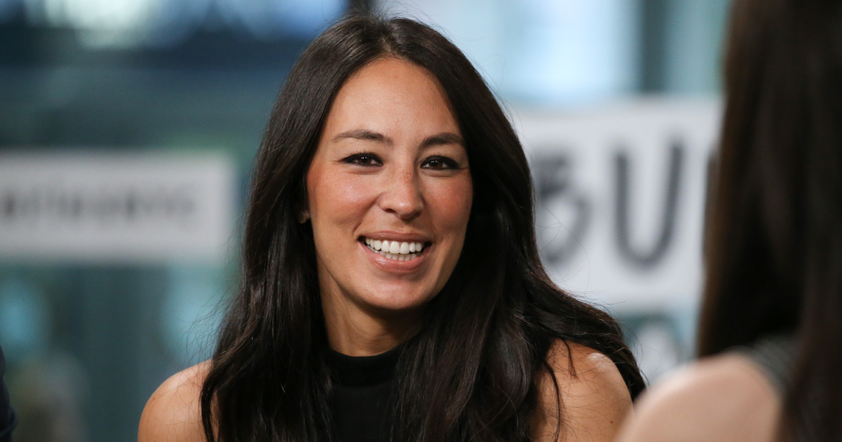 PopCulture's tweet image. Joanna Gaines Kicks off #MagnoliaTable Season 2 popculture.com/celebrity/news…