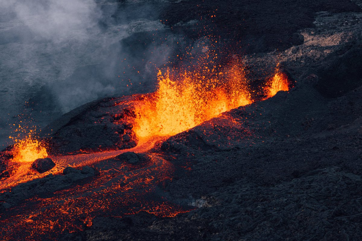 Mais um vulcão no planeta Terra dando-se Belo espetáculo,  esse é o Piton de La Fournaise na Ilha Reunião no Oceano Índico.
#PitondelaFournaise