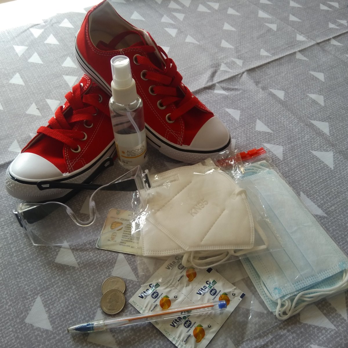 Listo mi kit electoral, más claro imposible..vamos a ganar se ha dicho <a href="/LassoGuillermo/">Guillermo Lasso</a> <a href="/LassoSX/">Santi Lasso 🇪🇨 - Saxalo</a> <a href="/MLAlcivar/">MaLourdes de Lasso</a>