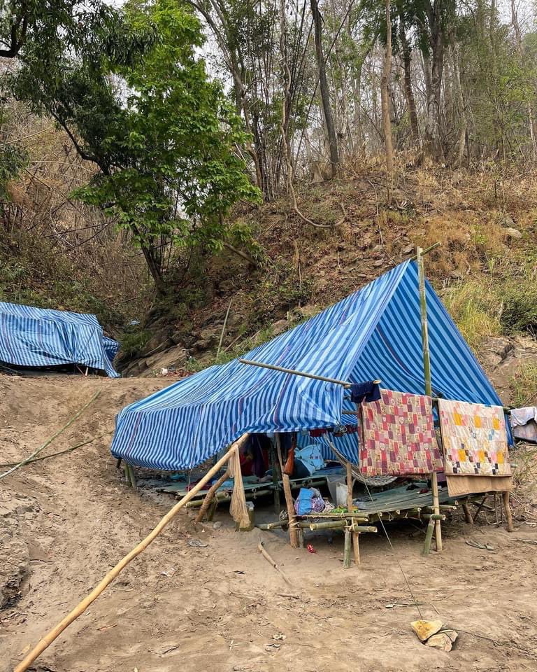 NantbwabwaPhan's tweet photo. Thank you very much everyone for your continued supports. It’s very much appreciated. The no. of villagers now homeless and hiding in the jungle has grown to 20,000 due to the recent bombing. Please continue your support by sharing and donating.  
https://t.co/1woFWn1arg https://t.co/pnrq08G69H