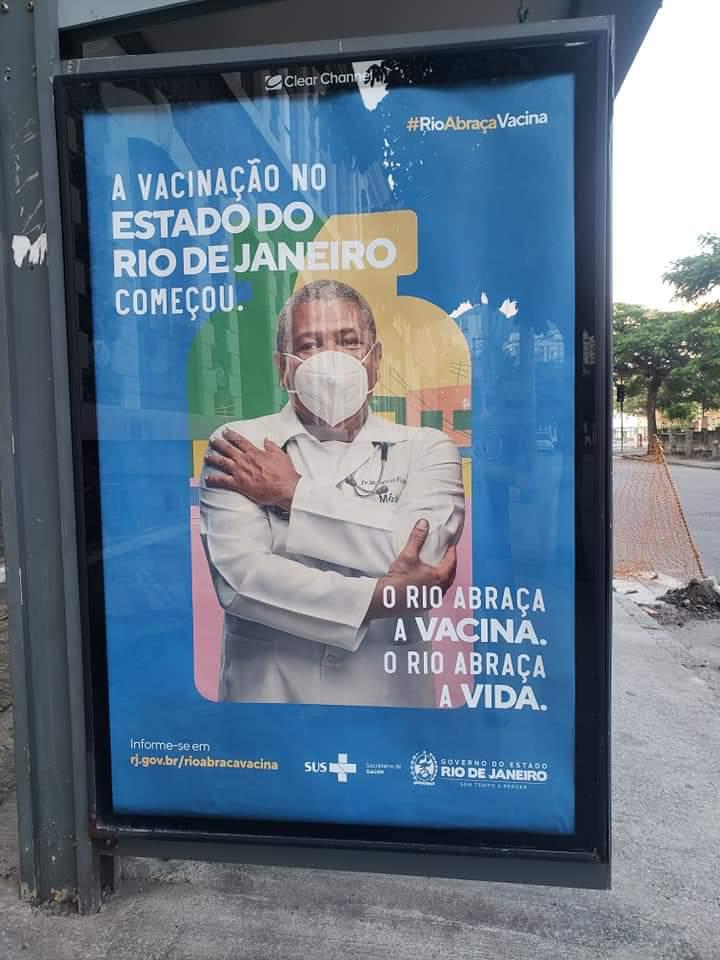 jandira_feghali's tweet photo. A máscara nesta propaganda parece... de cabeça pra baixo???? É sério isso? https://t.co/i7cxeQvm6S