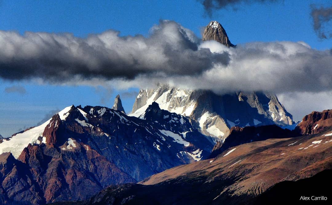 alexpatagonia's tweet photo. #elchaltén emblema y punto de referencia desde tiempos ancestrales con sus 3405 mts de rocas graniticas, en lengua #aonikenk significa montaña humeante y asi se muestra en gran parte del tiempo, gracias a los vientos y nubes del weste
#montefitzroy #patagonia #climbing #hikking https://t.co/kDIkR2Uhdt
