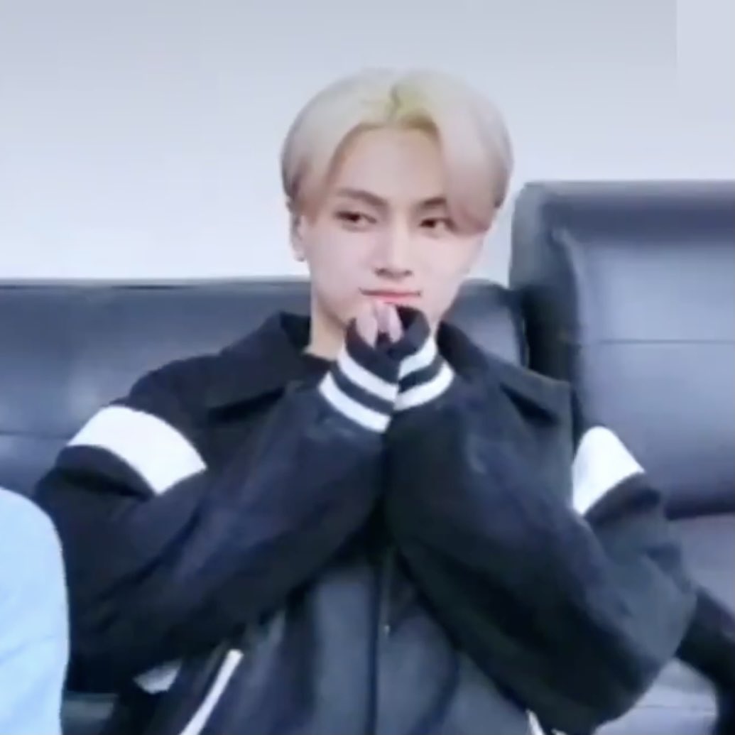 sweater paws >__<

#JAY #제이 #ENHYPEN <a href="/ENHYPEN_members/">ENHYPEN</a>