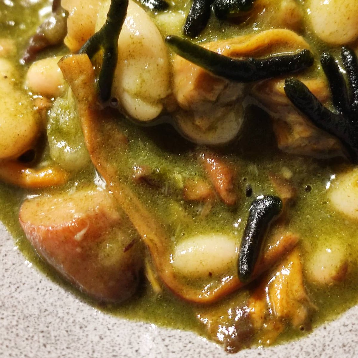 Seques (ganxet) amb tripa de bacallà, bolets (camagrocs) i còdium (alga) en un plat moooooolt reeixit del #Avenir b <a href="/RogerVias/">roger viñas</a> a la cuina.