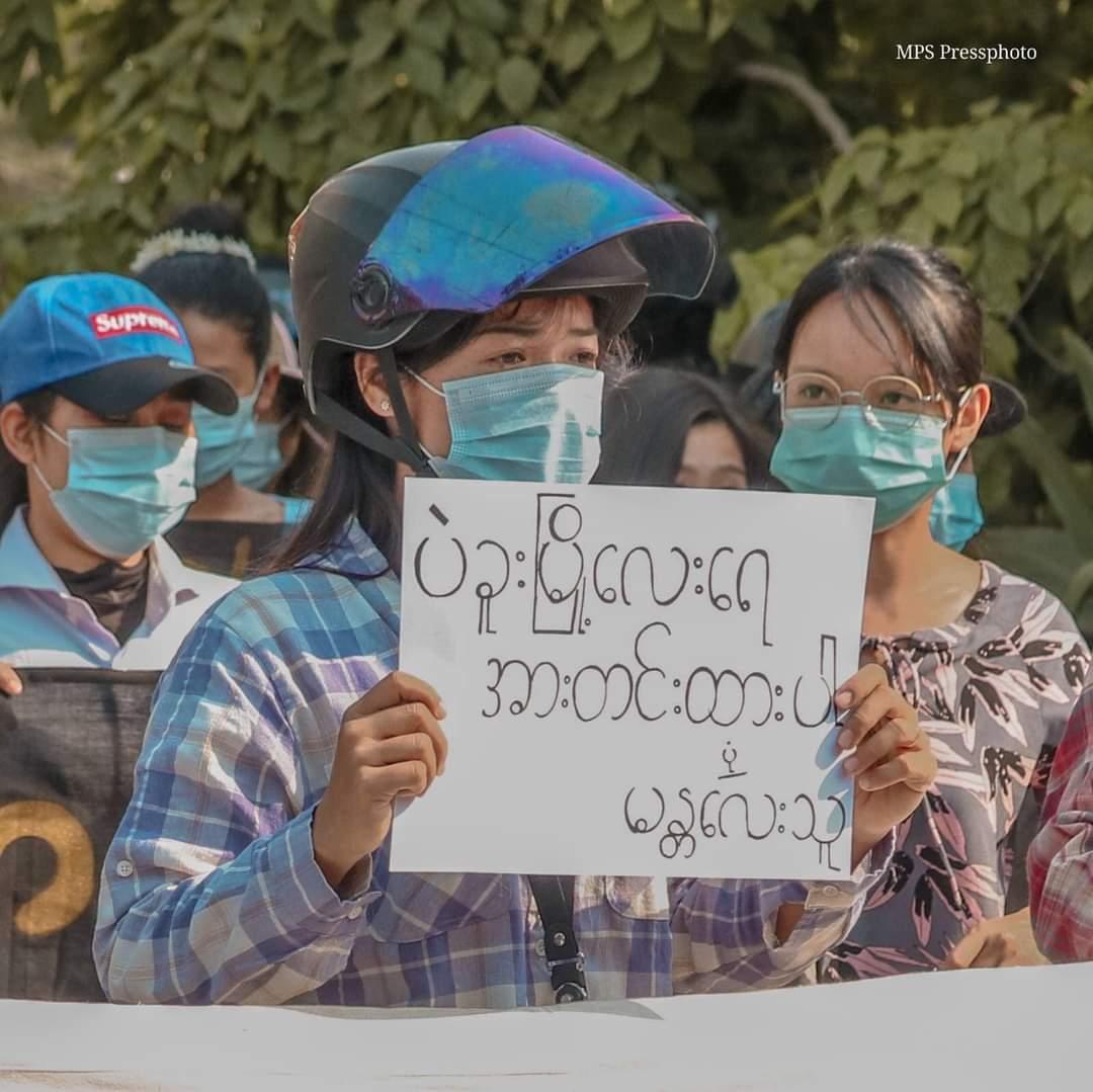 IrrawaddyNews's tweet photo. Protesting students and residents carried eugenia or aung tha pyay leaves against Myanmar’s military dictatorship in Chanmyathazi Township in Mandalay as a symbol of triumph and defiance.

#Whatshappeninginmyanmar https://t.co/lg3DwR8MTT
