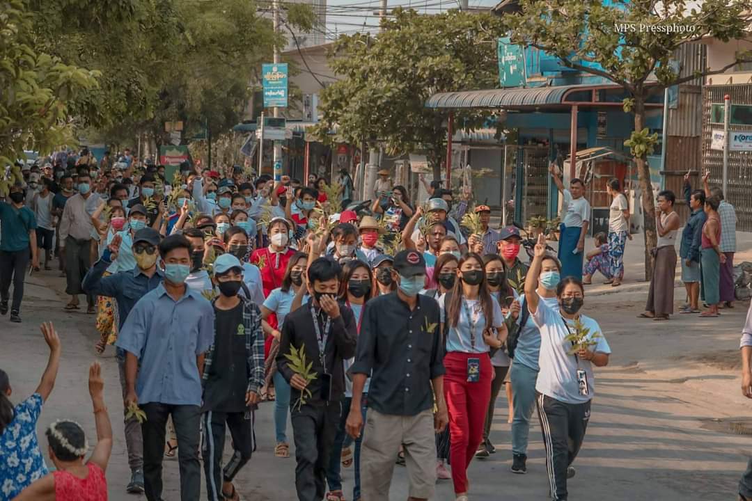 Mangotree6205's tweet photo. Students and civilians in Chan Mya Tharzi, Mandalay demonstrated #Eugeniastrike to reject the Dictatorship, SAC this morning.

ELECTED CRPH
#Apr11Coup
#WhatsHappeningInMyanmar https://t.co/memYWznm7q