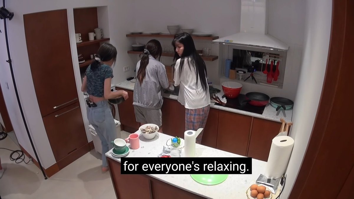 when sowon and yuju had to wash the dishes cause they lose rock paper scissors but umji still help them