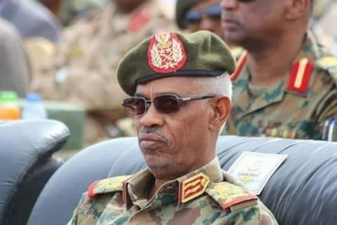 ان كان من شئ يحفظه التاريخ لعوض بن عوف فهو انه تنازل عن سلطة اتته من غير جهد منه حين لمس عدم رغبة الناس فيه و احسوا فيه بانه امتداد لرئيسه السابق ، فذهب الى تقاعد هادئ و احتفظ بلسانه في فمه ولم يدع اي بطولات كآخرين ممن كانوا حول البشير